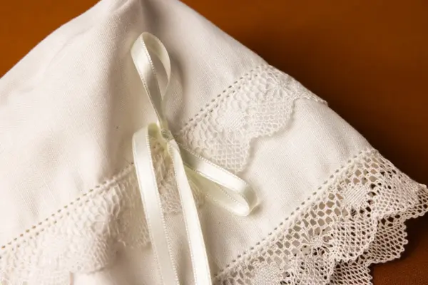 302 Gorrito blanco con lazo