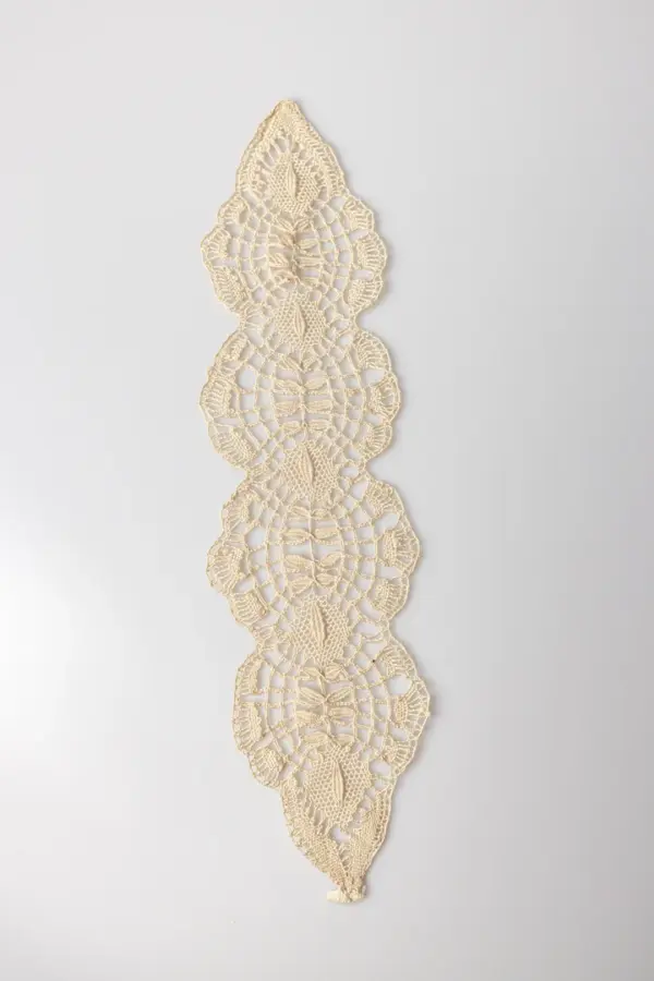 Cuello de encaje tostado