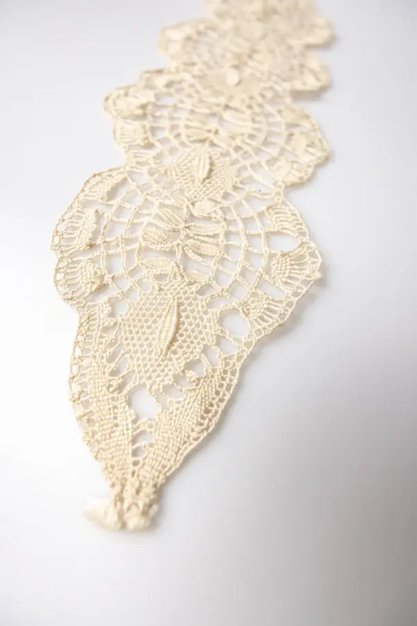 Cuello de encaje tostado