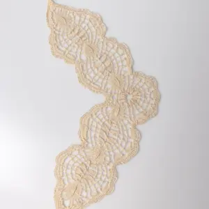 Cuello de encaje tostado