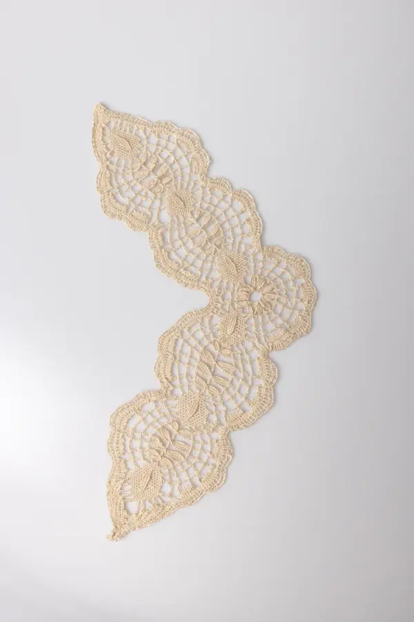 Cuello de encaje tostado