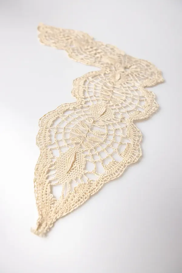 Cuello de encaje tostado