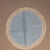 Tapete redondo lino azul y encaje crudo