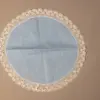 Tapete redondo lino azul y encaje crudo