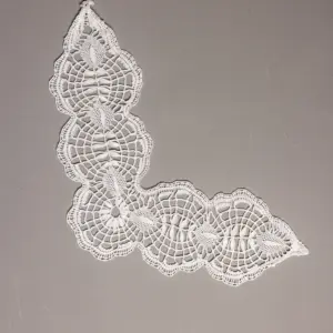 Cuello blanco de encaje de bolillos