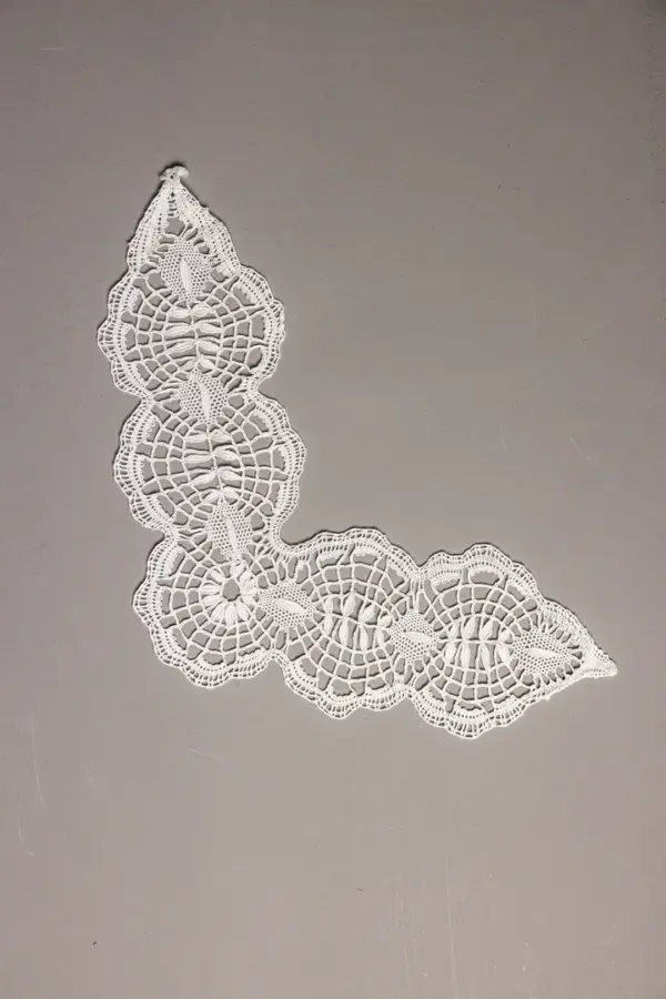 Cuello blanco de encaje de bolillos