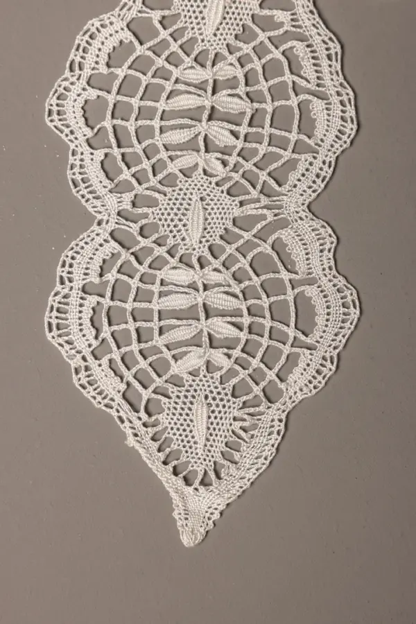Cuello blanco de encaje de bolillos