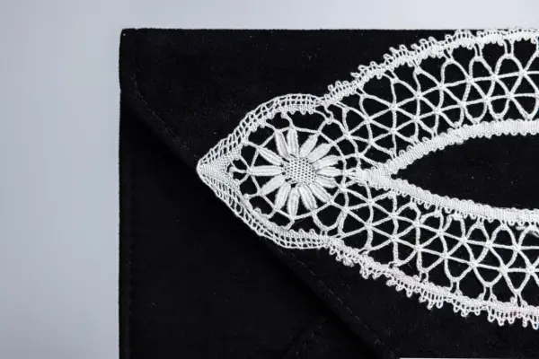 Cartera ante negro tipo sobre encaje blanco
