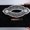 Cartera ante negro tipo sobre encaje blanco
