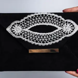 Cartera ante negro tipo sobre encaje blanco