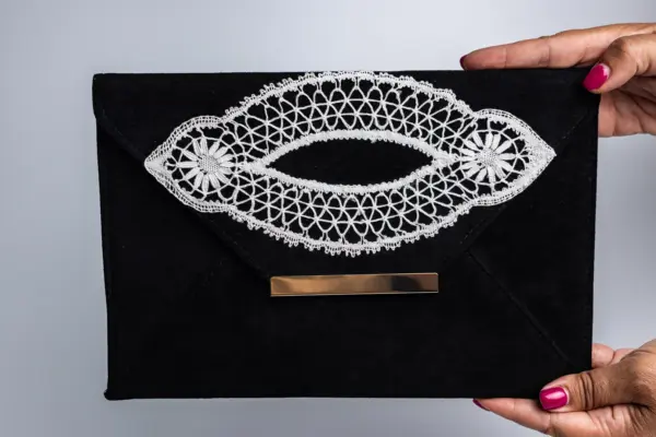 Cartera ante negro tipo sobre encaje blanco