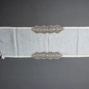 Camino de mesa blanco y encaje crudo