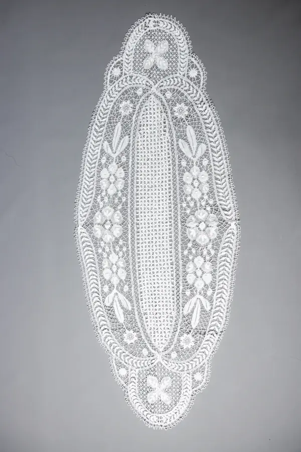 Camino de mesa artesanal en encaje de bolillos blanco