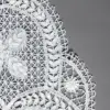 Camino de mesa artesanal en encaje de bolillos blanco