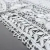 Camino de mesa artesanal en encaje de bolillos blanco