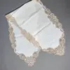 Camino de mesa con encaje floral beige