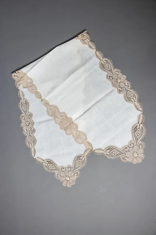 Camino de mesa con encaje floral beige