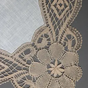 Camino de mesa con encaje floral beige