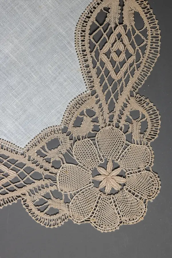 Camino de mesa con encaje floral beige