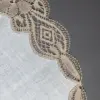 Camino de mesa con encaje floral beige