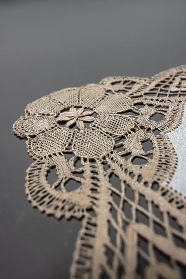 Camino de mesa con encaje floral beige