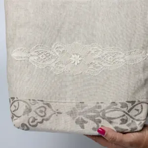 Bolso con cenefa de encaje