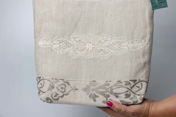 Bolso con cenefa de encaje