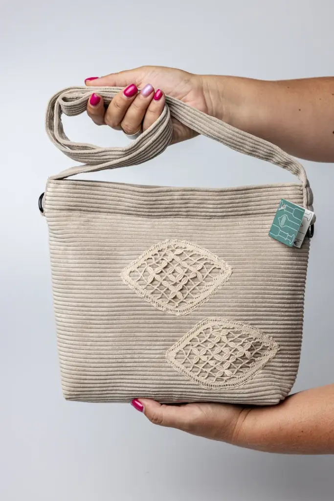 Bolso encaje en tonos beige