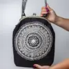 Bolso negro con círculo de encaje de Camariñas