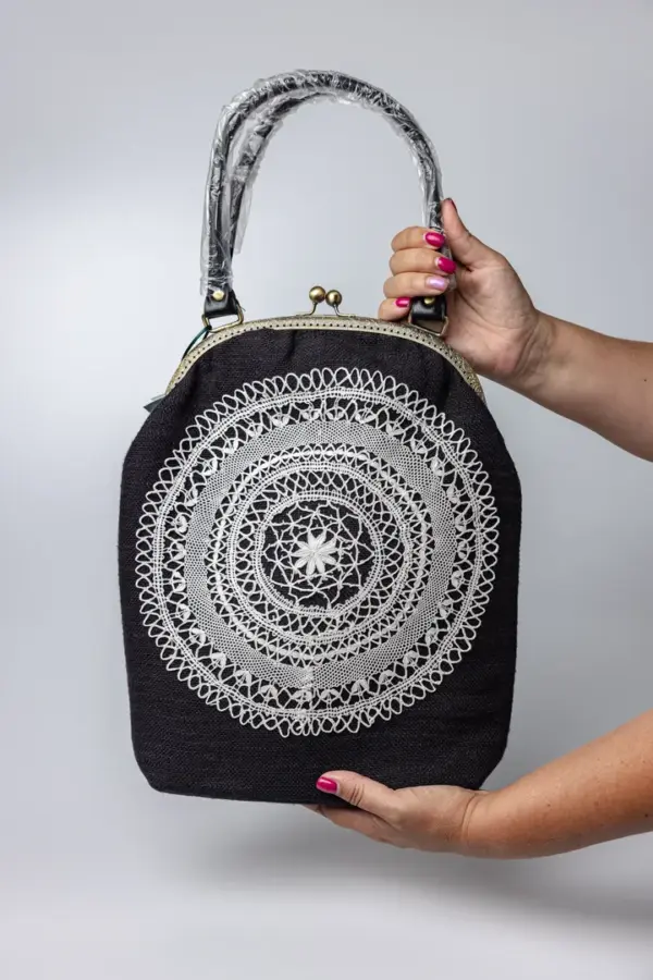 Bolso negro con círculo de encaje de Camariñas