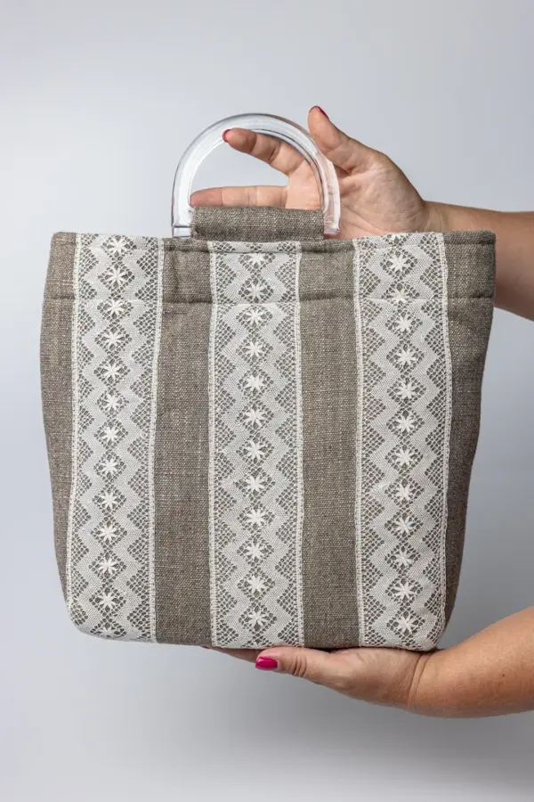 Bolso con cenefas de encaje gallego.