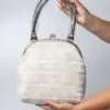 Bolso con encaje de bolillos floral.
