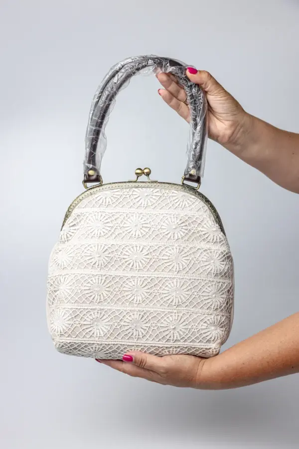 Bolso con encaje de bolillos floral.