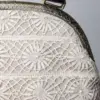 Bolso con encaje de bolillos floral.