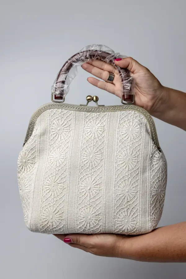 Bolso clásico de encaje de bolillos gallego.