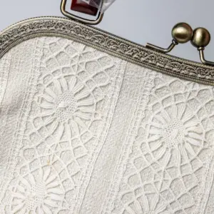 Bolso clásico de encaje de bolillos gallego.