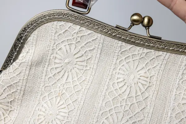Bolso clásico de encaje de bolillos gallego.