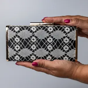412 Clutch artesanal de encaje de bolillos “Noite Galega”