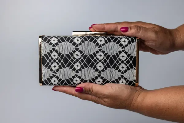 412 Clutch artesanal de encaje de bolillos “Noite Galega”