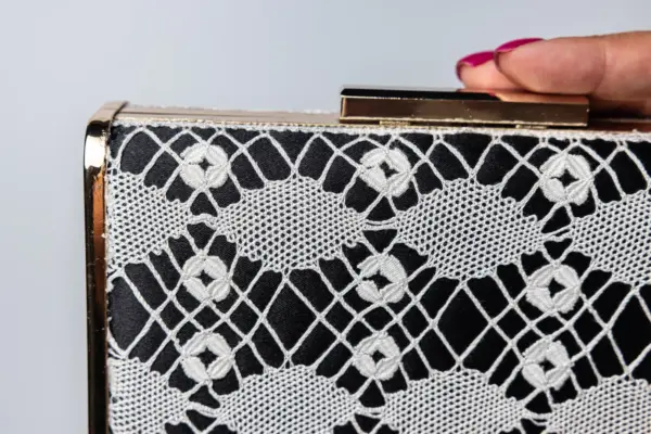 413 Clutch artesanal de encaje de bolillos “Noite Galega”