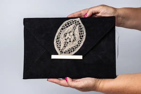 Clutch artesanal de encaje de bolillos “Lúa”