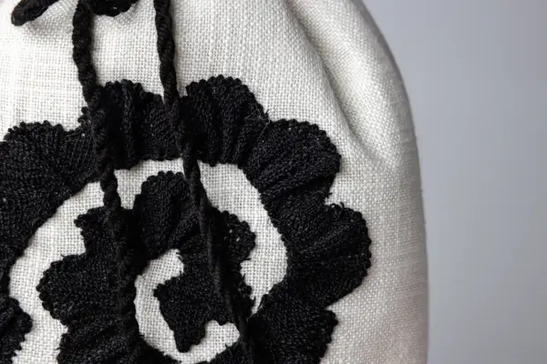 Bolso artesanal de encaje de bolillos “Fasquía”