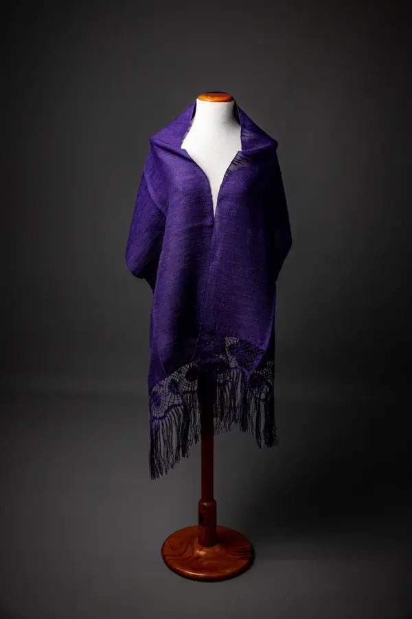 469 Chal Morado con encaje de Camariñas