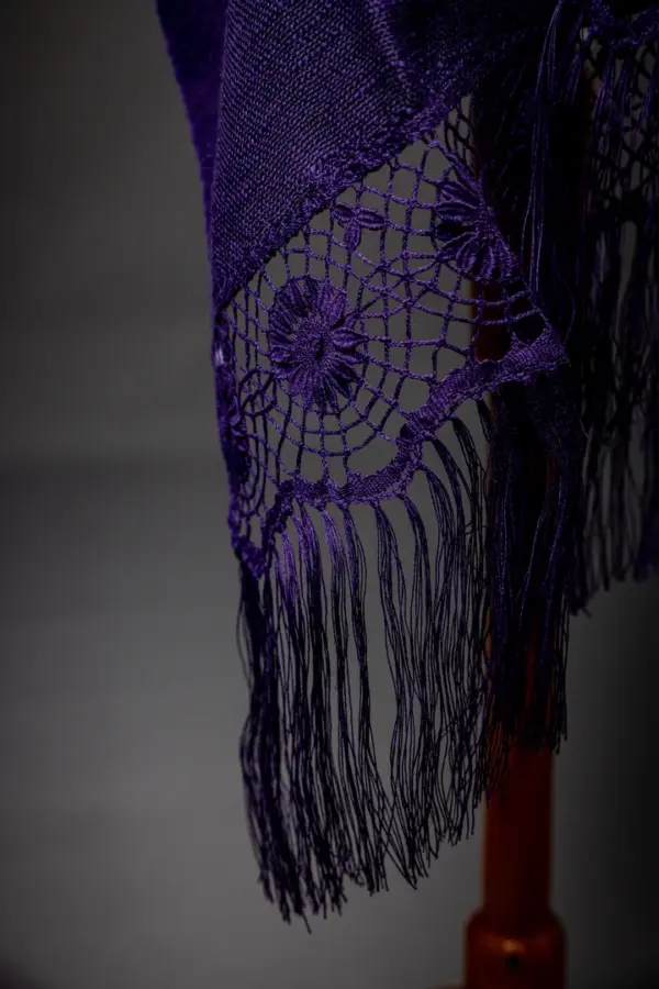 470 Chal Morado con encaje de Camariñas