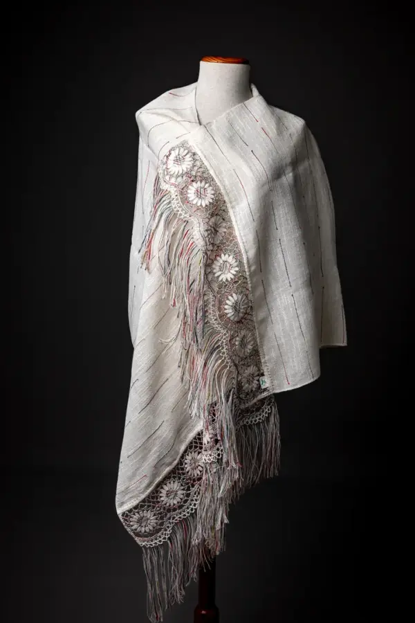 Chal con hijo rojo verde y azul flores