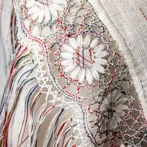 Chal con hijo rojo verde y azul flores