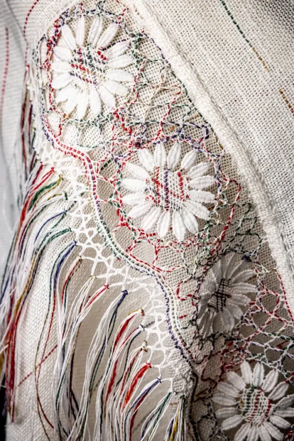 Chal con hijo rojo verde y azul flores