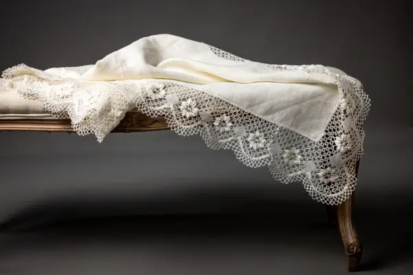 Mantel floral crudo con lino