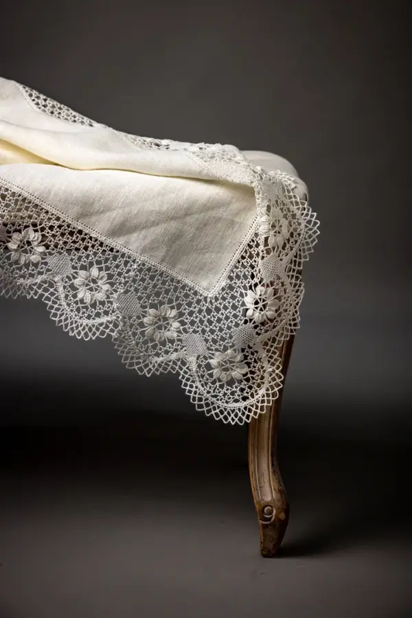 Mantel floral crudo con lino