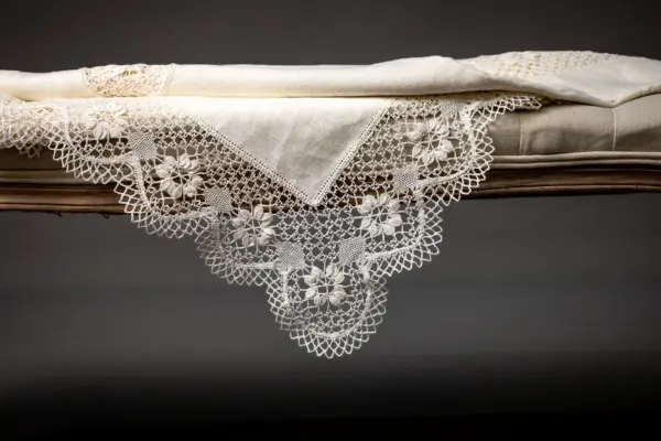 Mantel floral crudo con lino